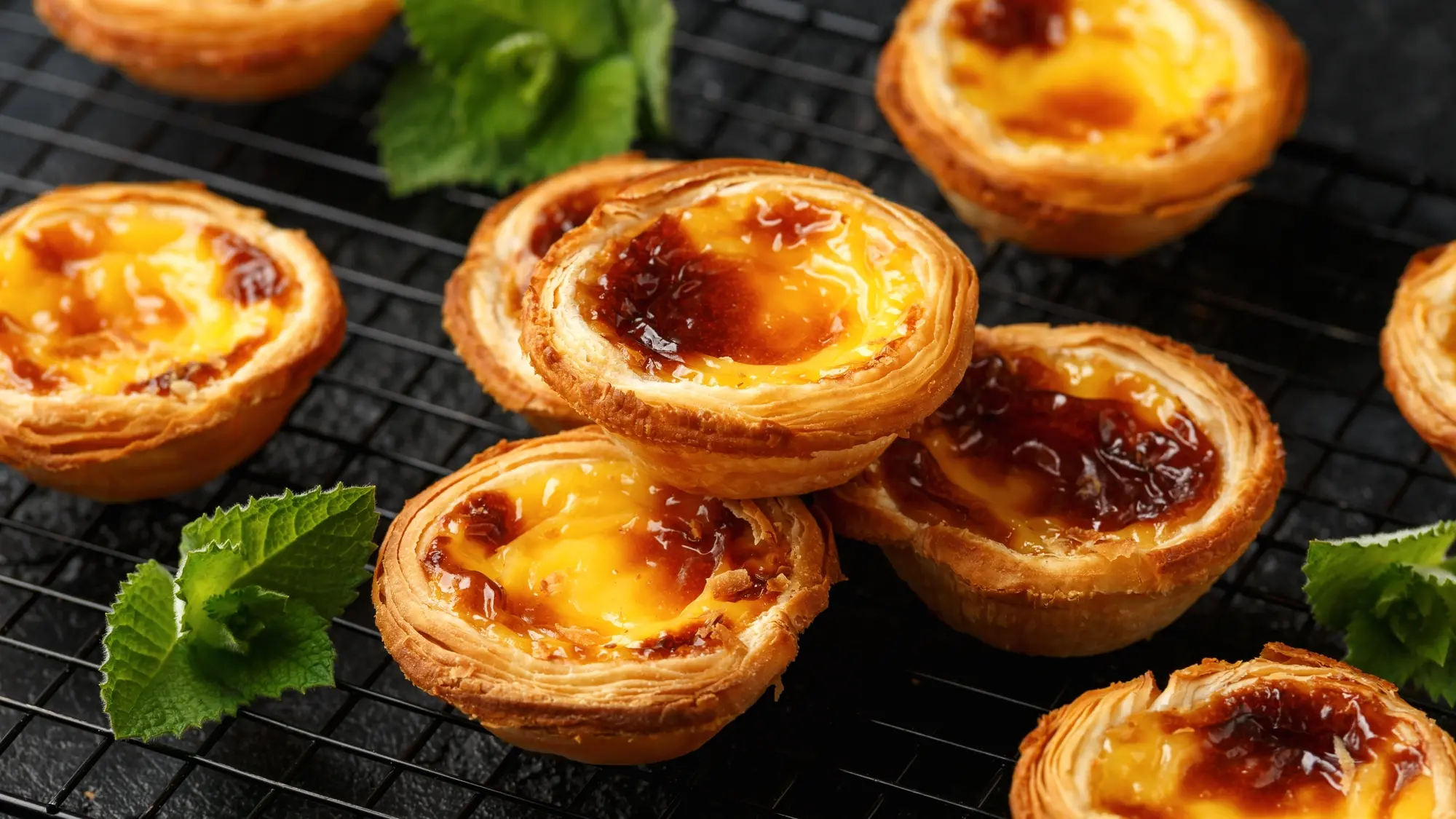 Altın renkli, çıtır pastel de nata’lar