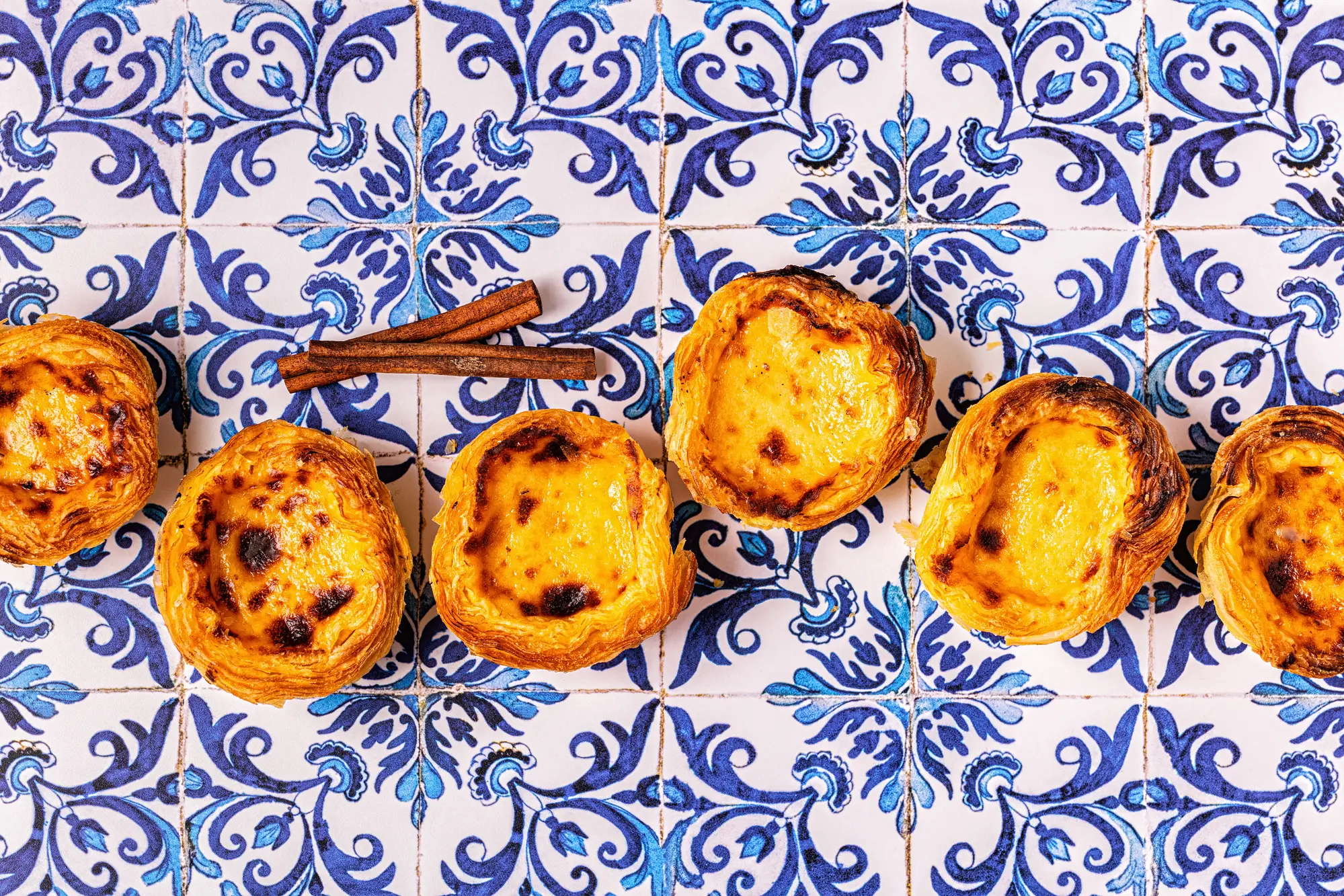 Portekiz çinileri üzerinde pastel de nata