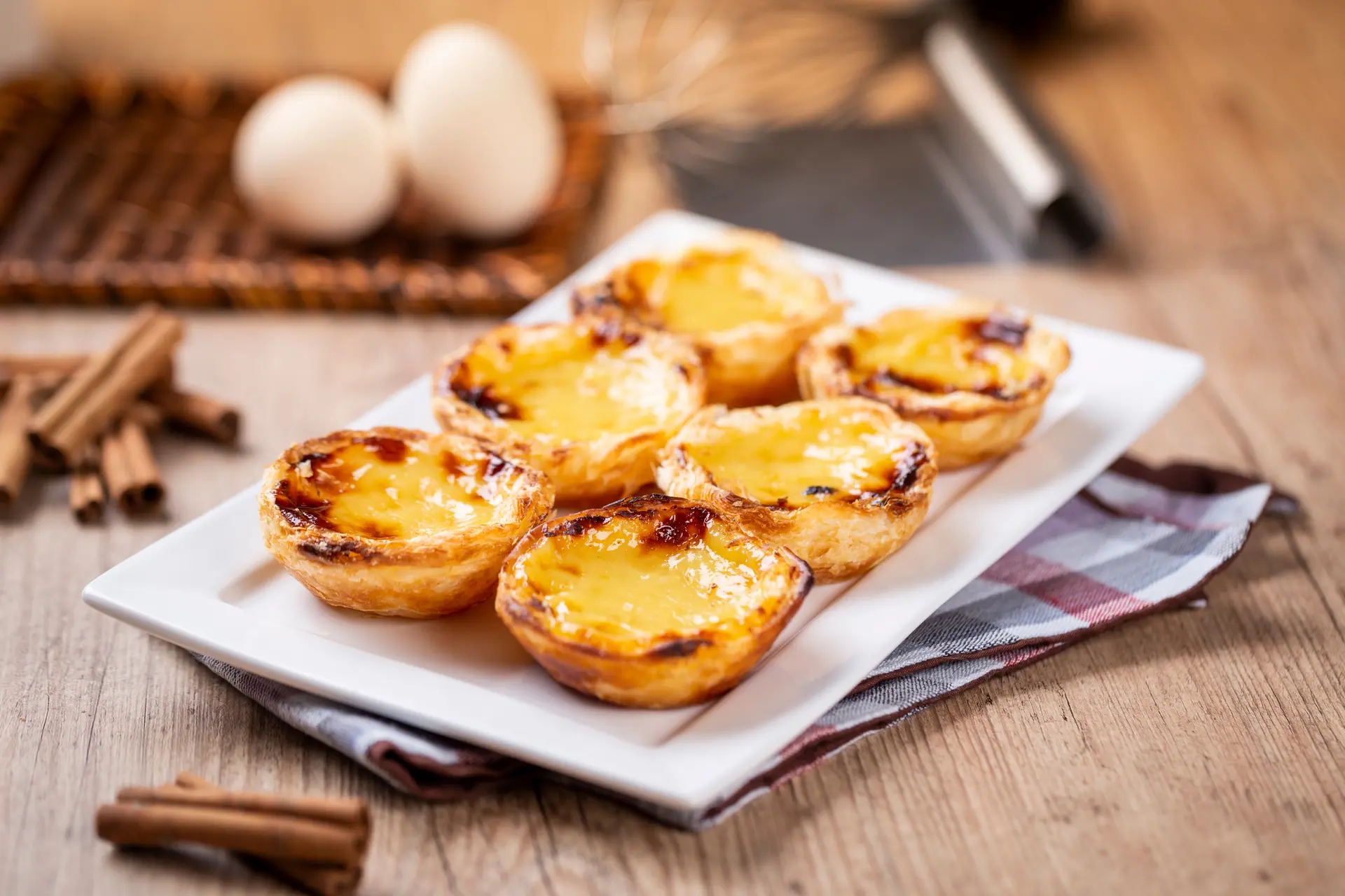 Fırından çıkmış, altın renkli pastel de nata’lar